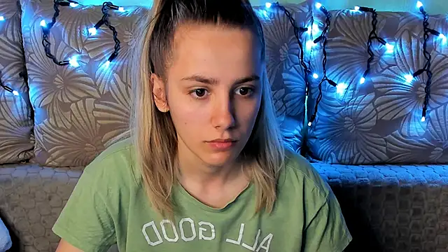 MaggieCake online show from December 2025 01:23:02 AM