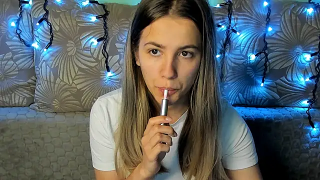 MaggieCake online show from December 2025 05:30:02 AM