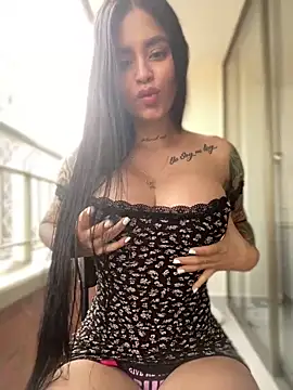 LaraHenao online show from February 2025 01:22:01 PM