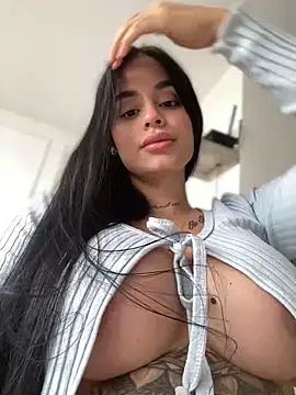 LaraHenao online show from March 2025 01:18:01 PM