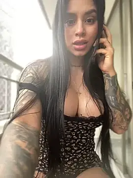 LaraHenao online show from January 2025 12:00:01 PM
