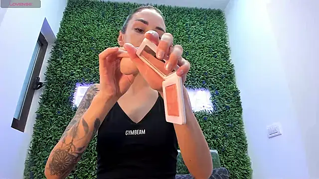 Snapshot of realhotfallingdevil chatting on September 2025 11:32:02 AM realhotfallingdevil online show from September 2025 11:32:02 AM