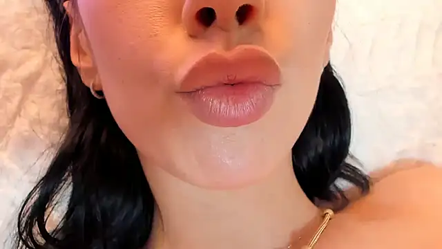 Snapshot of realhotfallingdevil chatting on December 2024 07:44:01 AM realhotfallingdevil online show from December 2024 07:44:01 AM