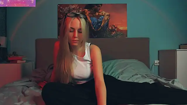 Snapshot of Linda_Roxy chatting on January 2025 05:00:02 PM Linda Roxy online show from January 2025 05:00:02 PM