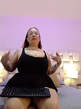 Snapshot of MiaYMolly chatting on September 2025 02:23:02 PM MiaYMolly online show from September 2025 02:23:02 PM
