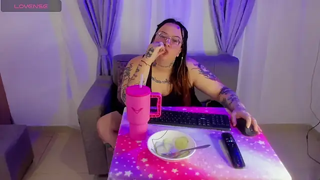 Snapshot of MiaYMolly chatting on April 2026 07:11:02 PM MiaYMolly online show from April 2026 07:11:02 PM