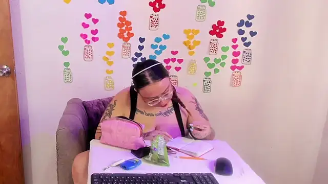 MiaYMolly online show from June 2026 06:47:02 PM