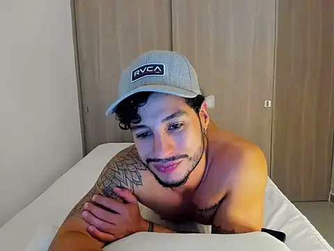 Snapshot of Sirs_papi chatting on December 2025 05:00:02 AM Sirs papi online show from December 2025 05:00:02 AM