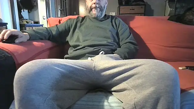 Snapshot of naked_bear chatting on February 2025 09:52:01 AM naked bear online show from February 2025 09:52:01 AM