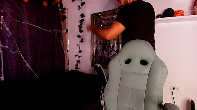 Snapshot of mister_miike chatting on October 2025 03:04:01 AM mister miike online show from October 2025 03:04:01 AM