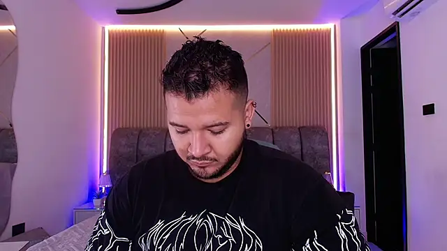 Snapshot of mister_miike chatting on May 2026 03:11:02 AM mister miike online show from May 2026 03:11:02 AM