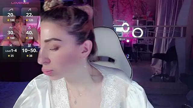 Snapshot of AnnieGOld_ chatting on December 2025 04:03:02 AM AnnieGOld online show from December 2025 04:03:02 AM