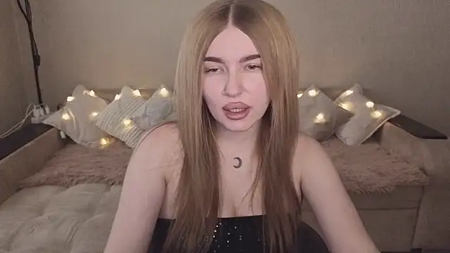 Snapshot of ViolettaLopez chatting on October 2025 12:04:01 PM ViolettaLopez online show from October 2025 12:04:01 PM