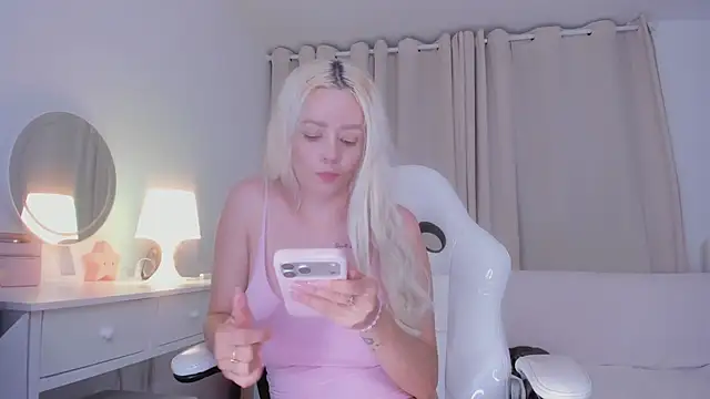Snapshot of bella_adams_ chatting on October 2025 11:28:02 PM bella adams online show from October 2025 11:28:02 PM