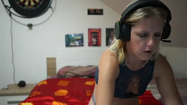 Moistdevil online show from October 2025 03:13:01 PM