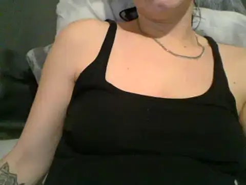 Snapshot of geilmeisje98 chatting on January 2025 08:32:02 PM geilmeisje98 online show from January 2025 08:32:02 PM