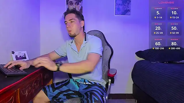 Snapshot of Alex_smith00 chatting on October 2025 10:55:02 PM Alex smith00 online show from October 2025 10:55:02 PM