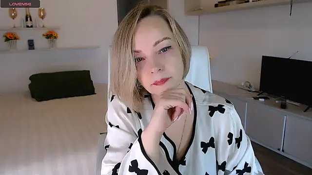 Tilly Eliot online show from September 2025 02:01:02 PM