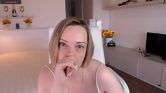 Tilly Eliot online show from October 2025 07:15:01 PM