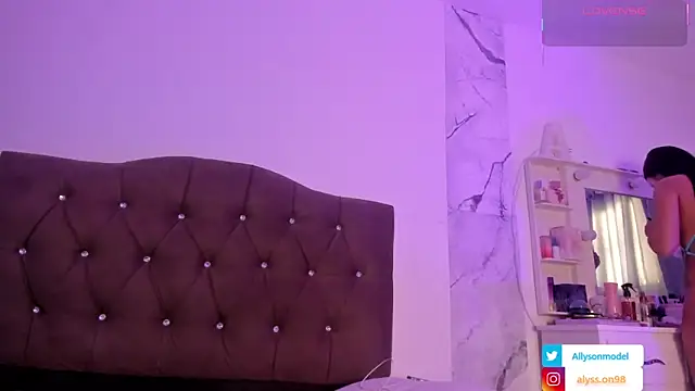 Snapshot of alysson_18 chatting on April 2026 02:10:02 PM alysson 18 online show from April 2026 02:10:02 PM