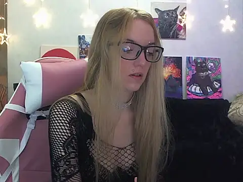 Snapshot of SecretSophia chatting on November 2025 05:51:01 PM SecretSophia online show from November 2025 05:51:01 PM