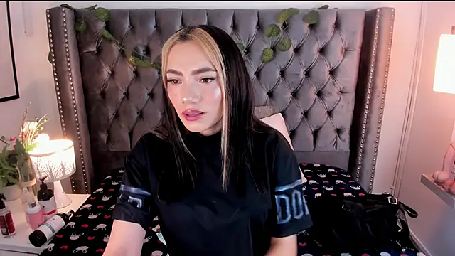 Snapshot of Kim_Blane chatting on February 2025 02:59:02 AM Kim Blane online show from February 2025 02:59:02 AM