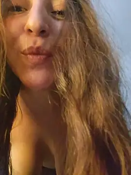 Snapshot of VickyHoult chatting on November 2025 10:43:02 PM VickyHoult online show from November 2025 10:43:02 PM