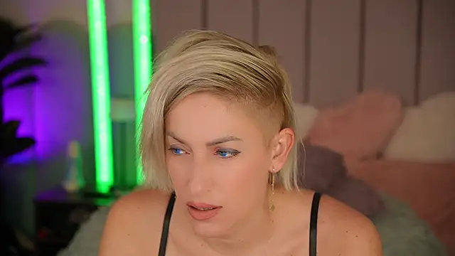 VickySecret96 online show from October 2025 05:21:01 PM