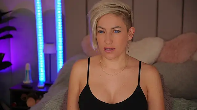 VickySecret96 online show from December 2025 05:55:02 PM