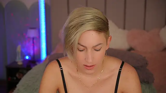 VickySecret96 online show from October 2025 04:40:02 PM