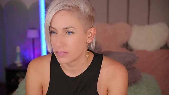 VickySecret96 online show from September 2025 04:40:01 PM