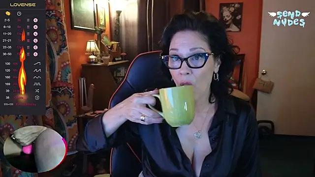 Snapshot of Good-Juju chatting on October 2025 06:26:02 AM Good-Juju online show from October 2025 06:26:02 AM