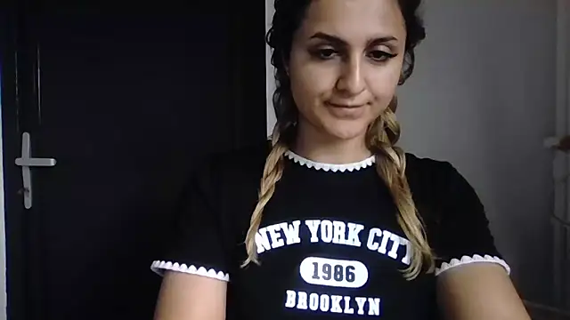 Snapshot of NicolePlay chatting on June 2026 02:33:01 PM NicolePlay online show from June 2026 02:33:01 PM