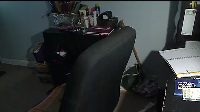 XTRAHORNYONE online show from November 2025 05:00:02 AM