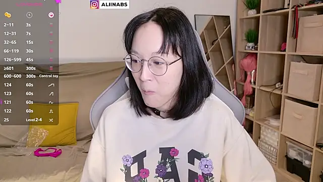 Snapshot of aliiiiiina chatting on March 2025 10:29:02 PM aliiiiiina online show from March 2025 10:29:02 PM