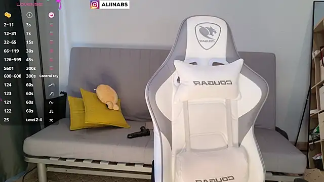 Snapshot of aliiiiiina chatting on March 2025 05:10:02 AM aliiiiiina online show from March 2025 05:10:02 AM