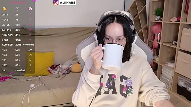 Snapshot of aliiiiiina chatting on March 2025 12:39:01 AM aliiiiiina online show from March 2025 12:39:01 AM