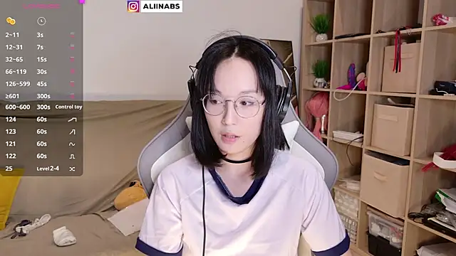 Snapshot of aliiiiiina chatting on March 2025 08:21:02 PM aliiiiiina online show from March 2025 08:21:02 PM