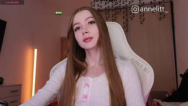 Snapshot of Annelitt chatting on December 2025 07:04:01 PM Annelitt online show from December 2025 07:04:01 PM