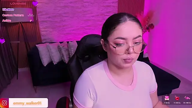 Snapshot of emmy_walker chatting on November 2025 11:03:01 AM emmy walker online show from November 2025 11:03:01 AM