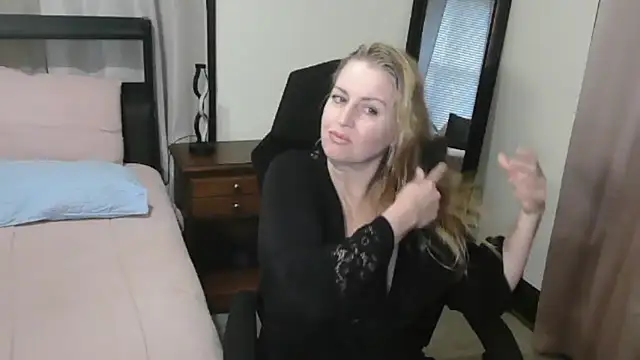 HollieBim online show from October 2025 12:37:02 PM