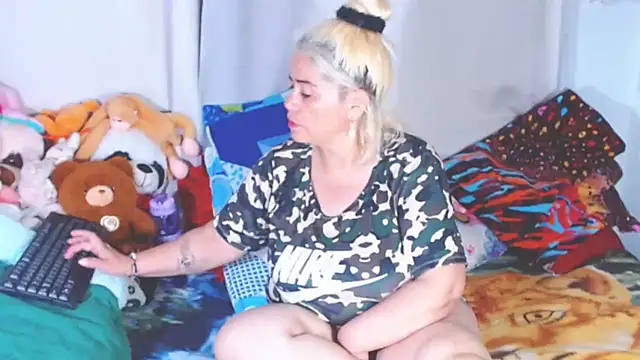 Snapshot of estrellita_fugaz16x chatting on December 2025 03:01:02 AM estrellita fugaz16x online show from December 2025 03:01:02 AM