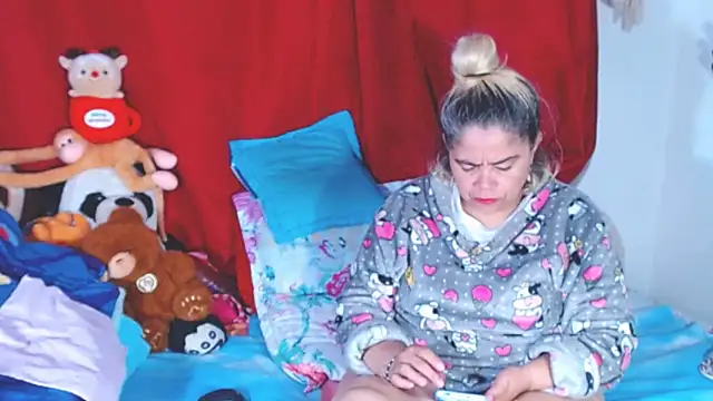 Snapshot of estrellita_fugaz16x chatting on November 2025 04:06:01 AM estrellita fugaz16x online show from November 2025 04:06:01 AM