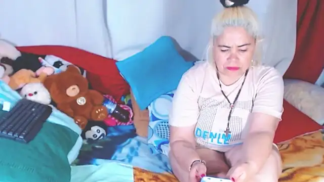 Snapshot of estrellita_fugaz16x chatting on November 2025 04:02:02 AM estrellita fugaz16x online show from November 2025 04:02:02 AM