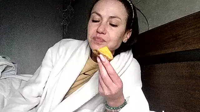 Snapshot of JulianaGold1 chatting on April 2026 05:25:01 PM JulianaGold1 online show from April 2026 05:25:01 PM