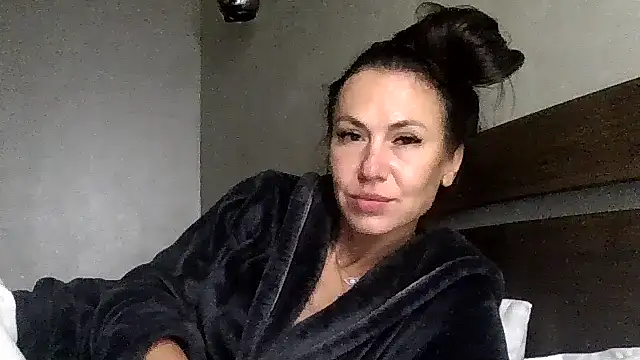JulianaGold1 online show from October 2025 08:43:02 PM