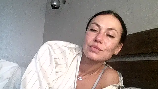 JulianaGold1 online show from November 2025 01:15:01 PM