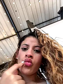 Snapshot of alana15 chatting on November 2025 09:52:01 PM alana15 online show from November 2025 09:52:01 PM