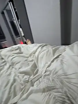 elenaUK online show from November 2025 10:32:01 PM