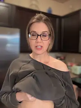 Snapshot of MaiseKnox chatting on March 2025 12:44:01 AM MaiseKnox online show from March 2025 12:44:01 AM